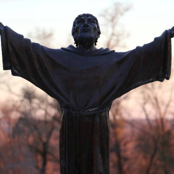 Acción de Gracias Acción de gracias - Estatua de San Francisco en el Seminario San Lorenzo